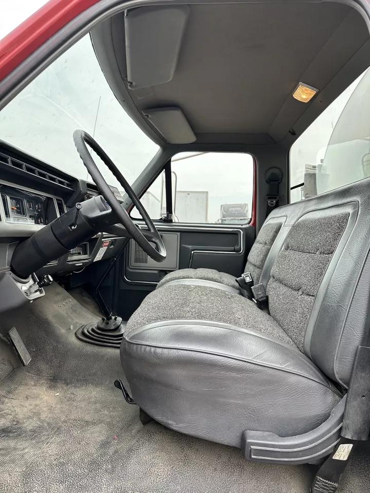1994 Ford F700 7.0L 2000 Gallon Fire Tanker Tender Truck - Only 8k MILES! - image 13