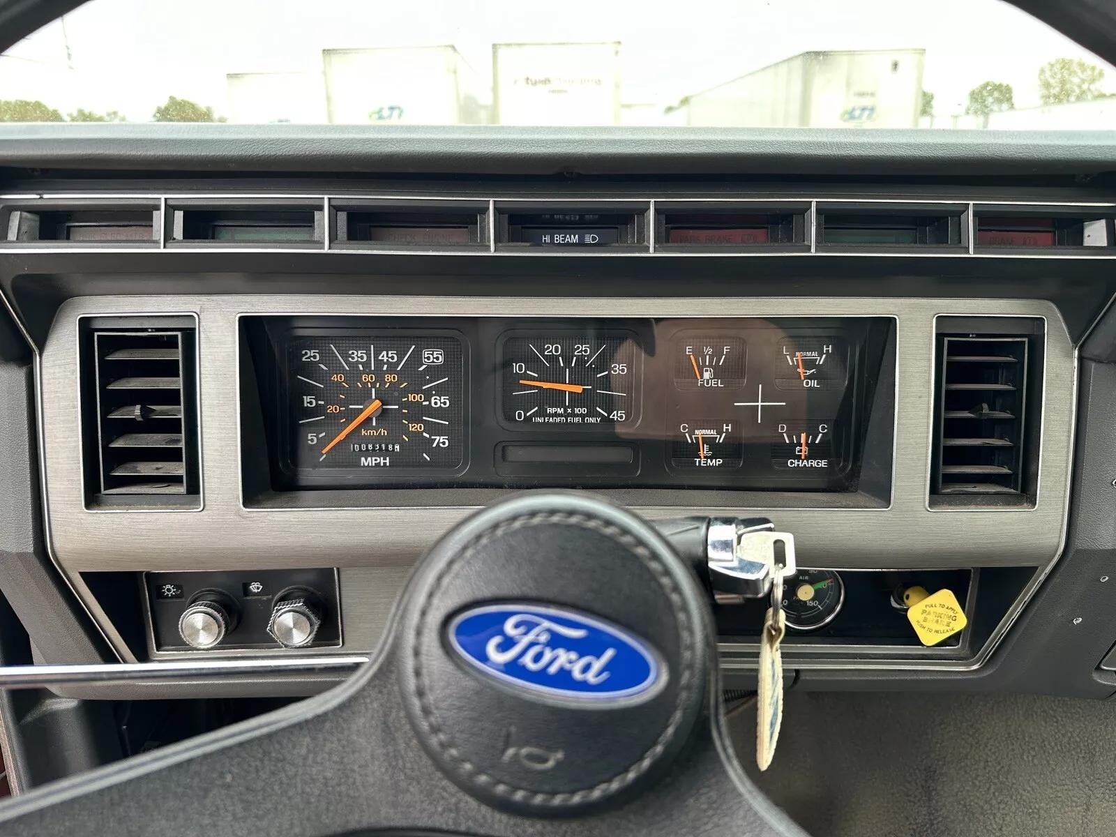 1994 Ford F700 7.0L 2000 Gallon Fire Tanker Tender Truck - Only 8k MILES! - image 14
