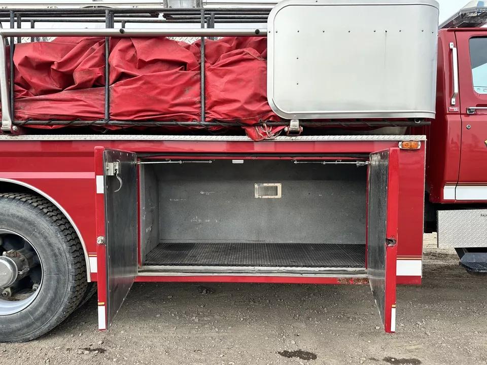 1994 Ford F700 7.0L 2000 Gallon Fire Tanker Tender Truck - Only 8k MILES! - image 9