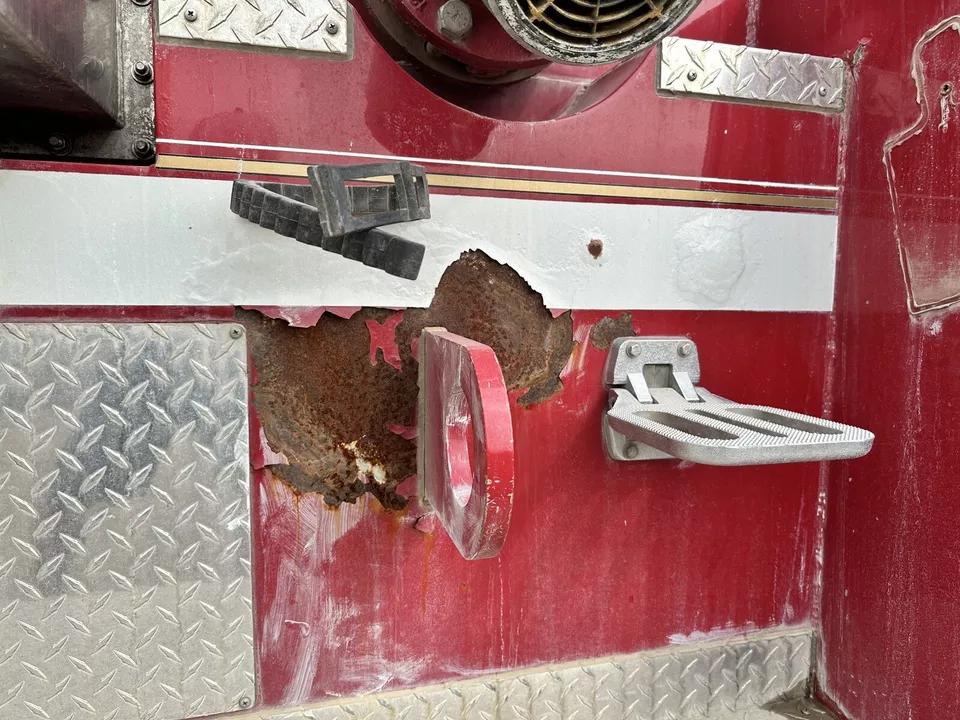 1994 Ford F700 7.0L 2000 Gallon Fire Tanker Tender Truck - Only 8k MILES! - image 11
