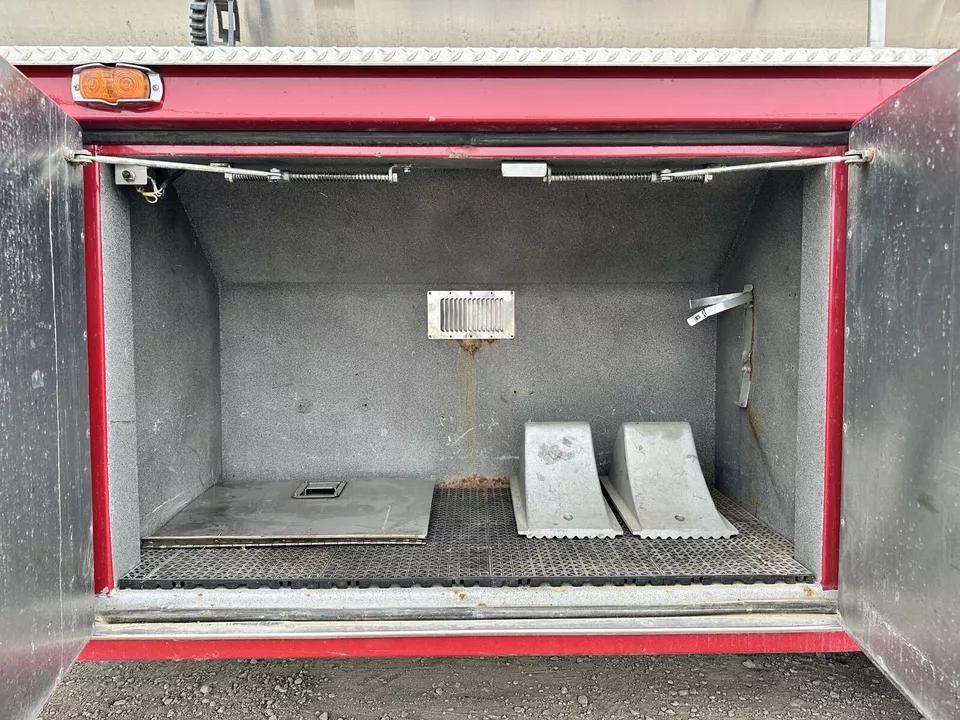 1994 Ford F700 7.0L 2000 Gallon Fire Tanker Tender Truck - Only 8k MILES! - image 8