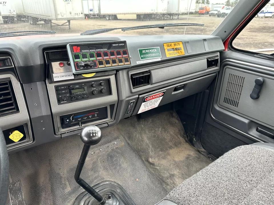 1994 Ford F700 7.0L 2000 Gallon Fire Tanker Tender Truck - Only 8k MILES! - image 16