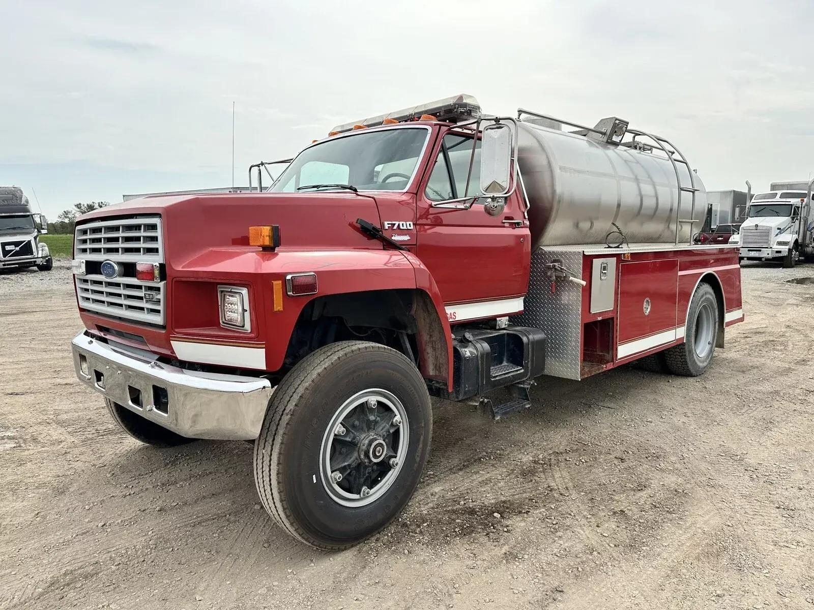 1994 Ford F700 7.0L 2000 Gallon Fire Tanker Tender Truck - Only 8k MILES! - image 1