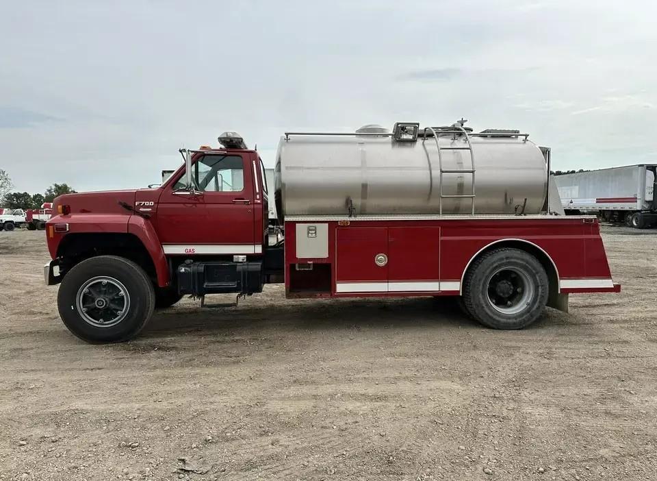 1994 Ford F700 7.0L 2000 Gallon Fire Tanker Tender Truck - Only 8k MILES! - image 2