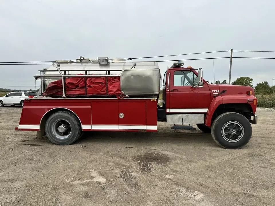 1994 Ford F700 7.0L 2000 Gallon Fire Tanker Tender Truck - Only 8k MILES! - image 4