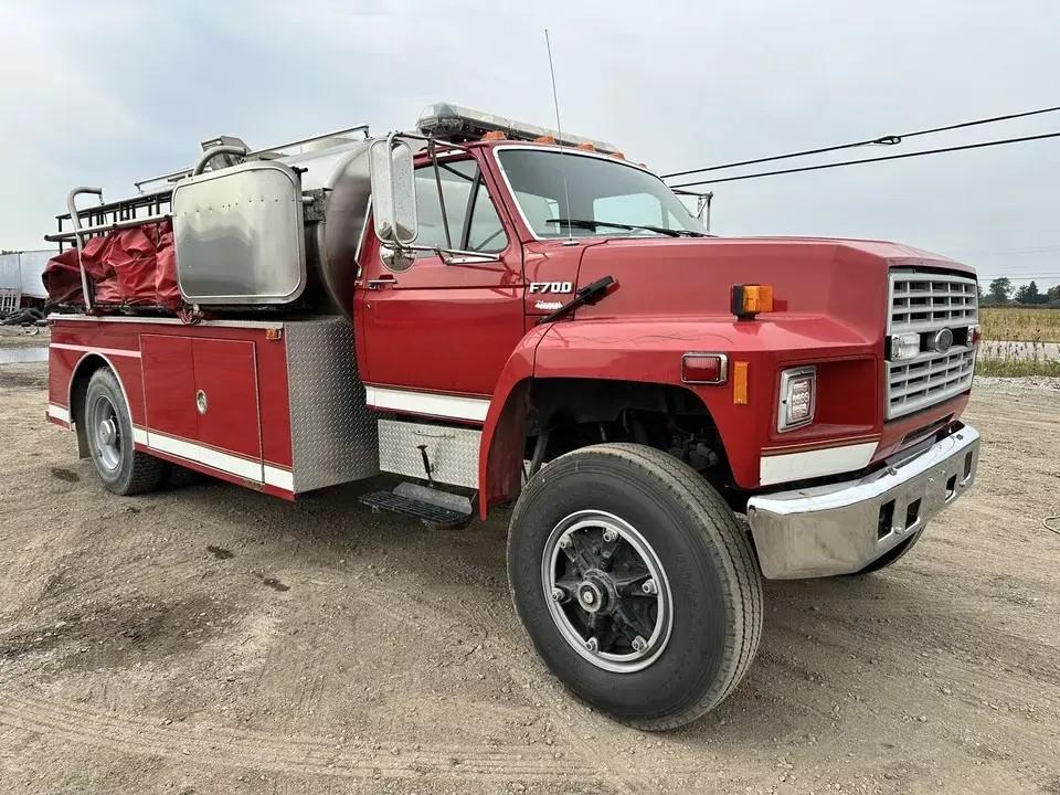 1994 Ford F700 7.0L 2000 Gallon Fire Tanker Tender Truck - Only 8k MILES! - image 5