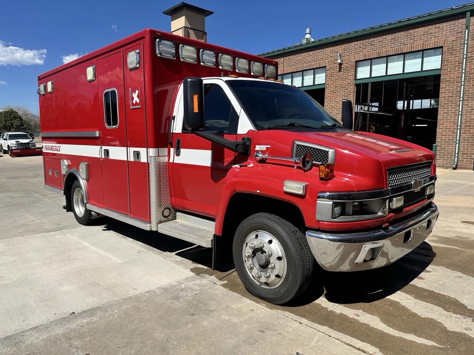 2009 LifeLine Chevrolet Type I Ambulance - image 2