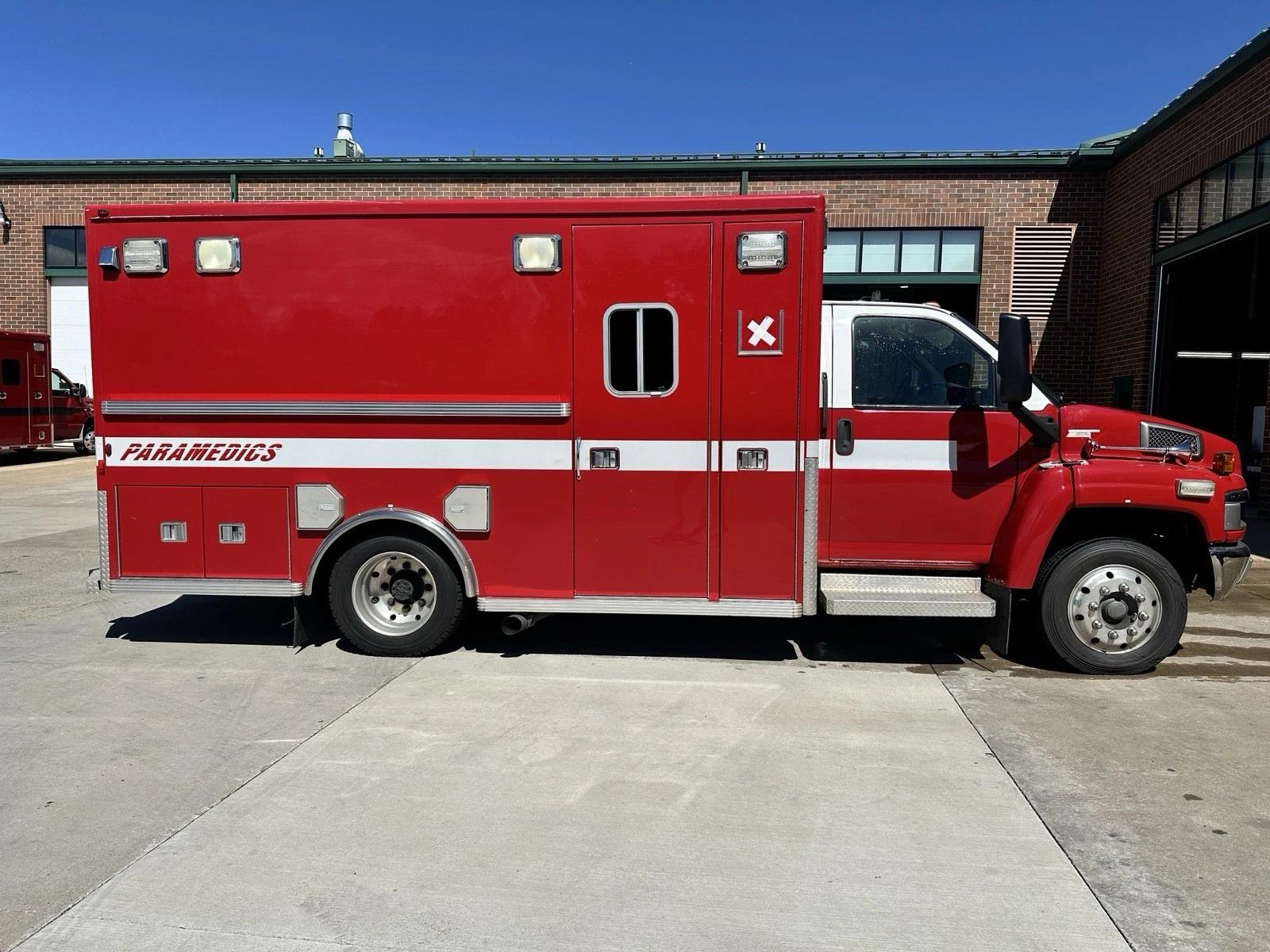 2009 LifeLine Chevrolet Type I Ambulance - image 5