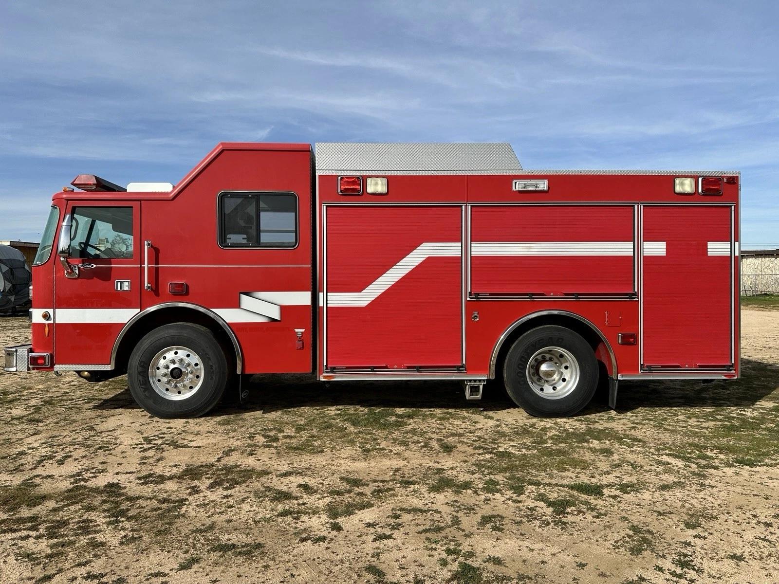 2002 Pierce Saber Heavy Rescue - image 3