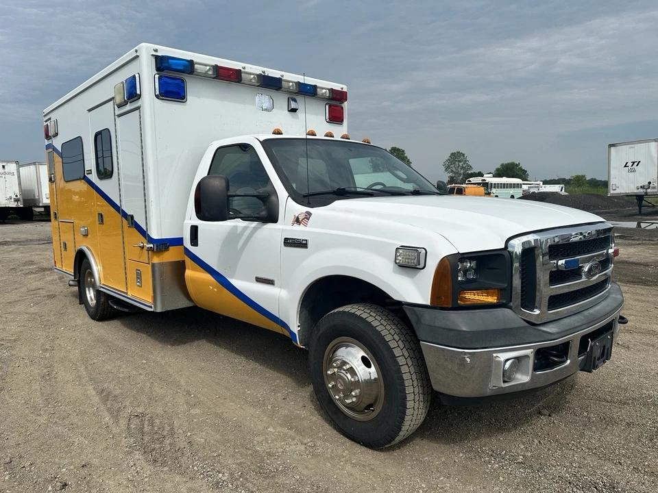 2007 MedTec Ford Type I Ambulance - image 4