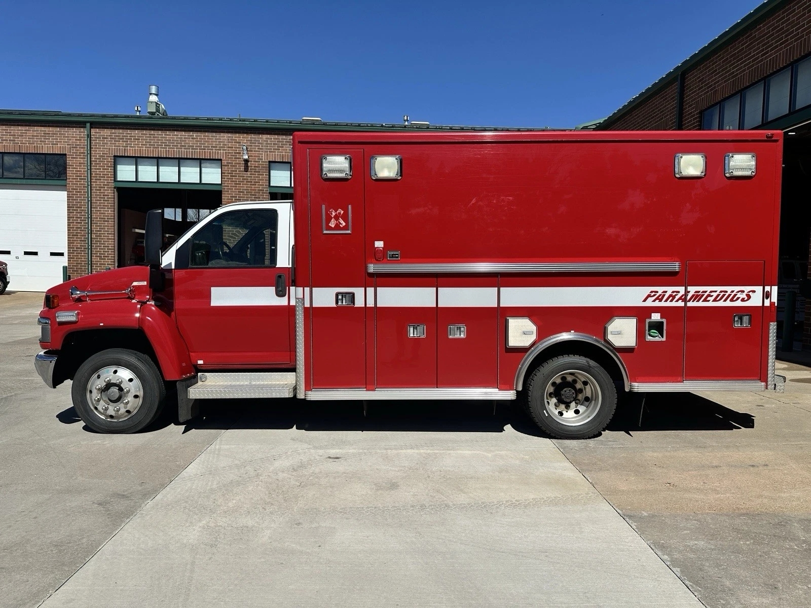 2009 LifeLine Chevrolet Type I Ambulance - image 4