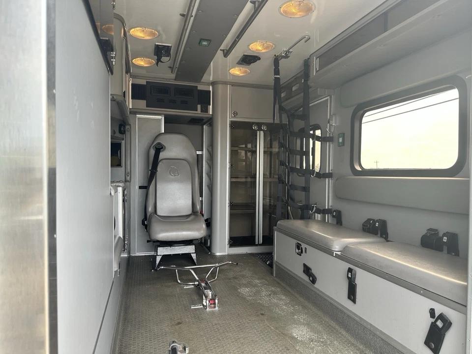 2007 MedTec Ford Type I Ambulance - image 9