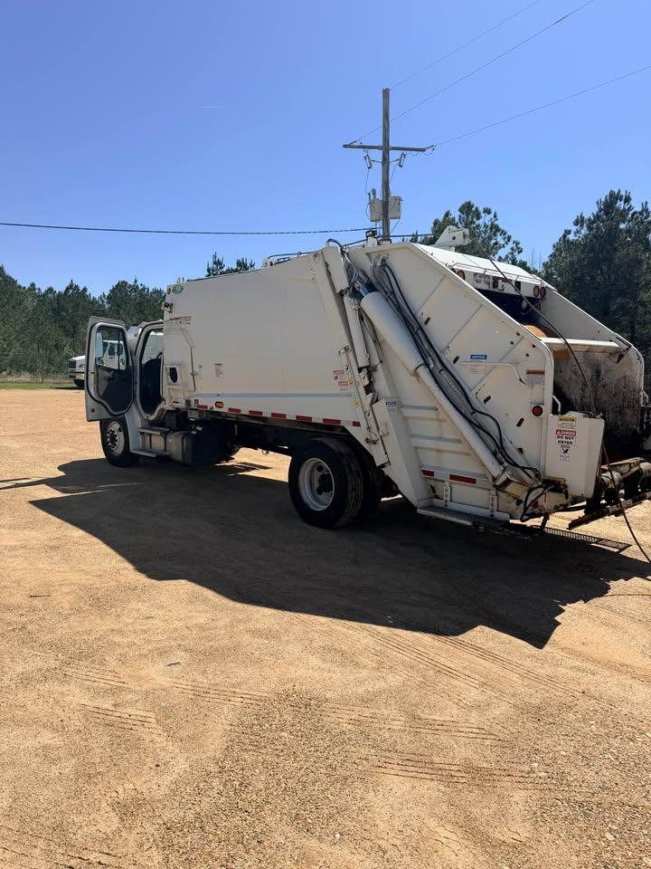 2019 Freightliner New Way Rear Loader - image 2