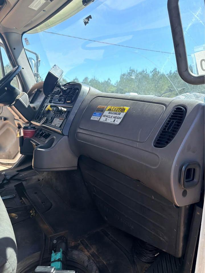 2019 Freightliner New Way Rear Loader - image 7