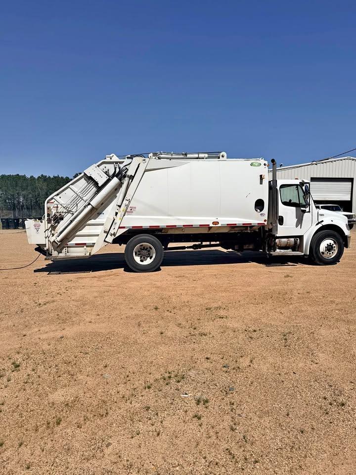 2019 Freightliner New Way Rear Loader - image 1