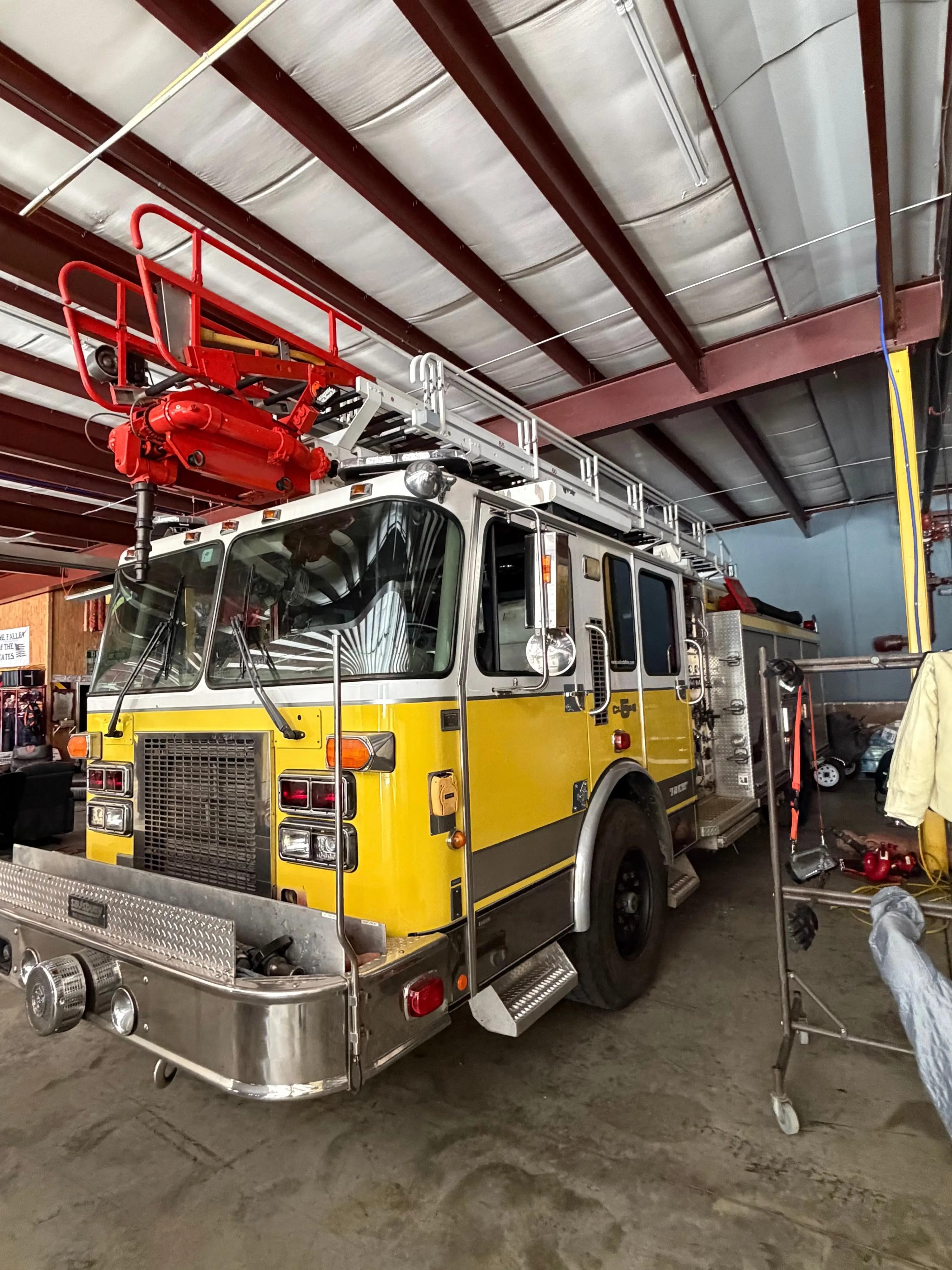 1997 Saulsbury Spartan 65' Telesquirt - image 2