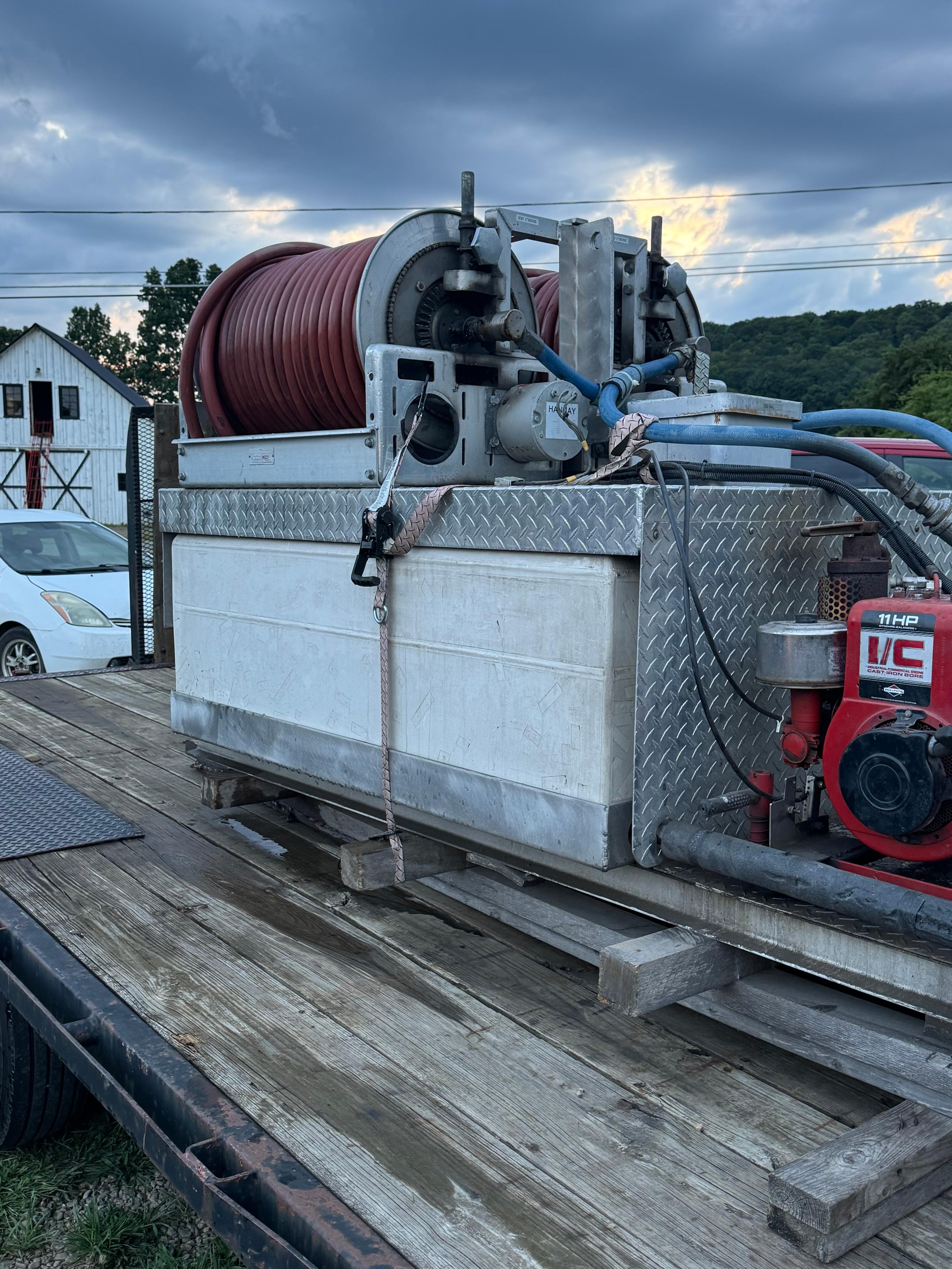 Poly tank skid pump unit. - image 1