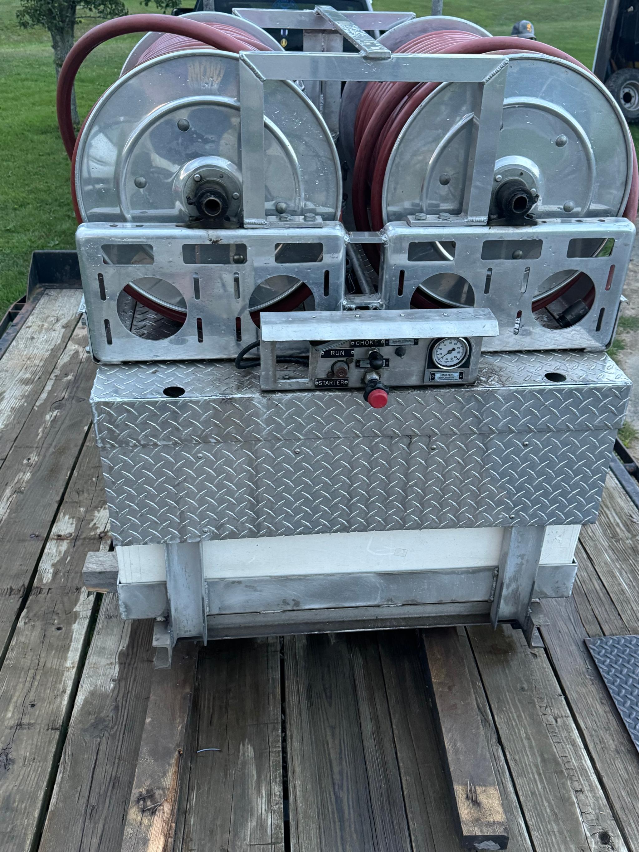 Poly tank skid pump unit. - image 4