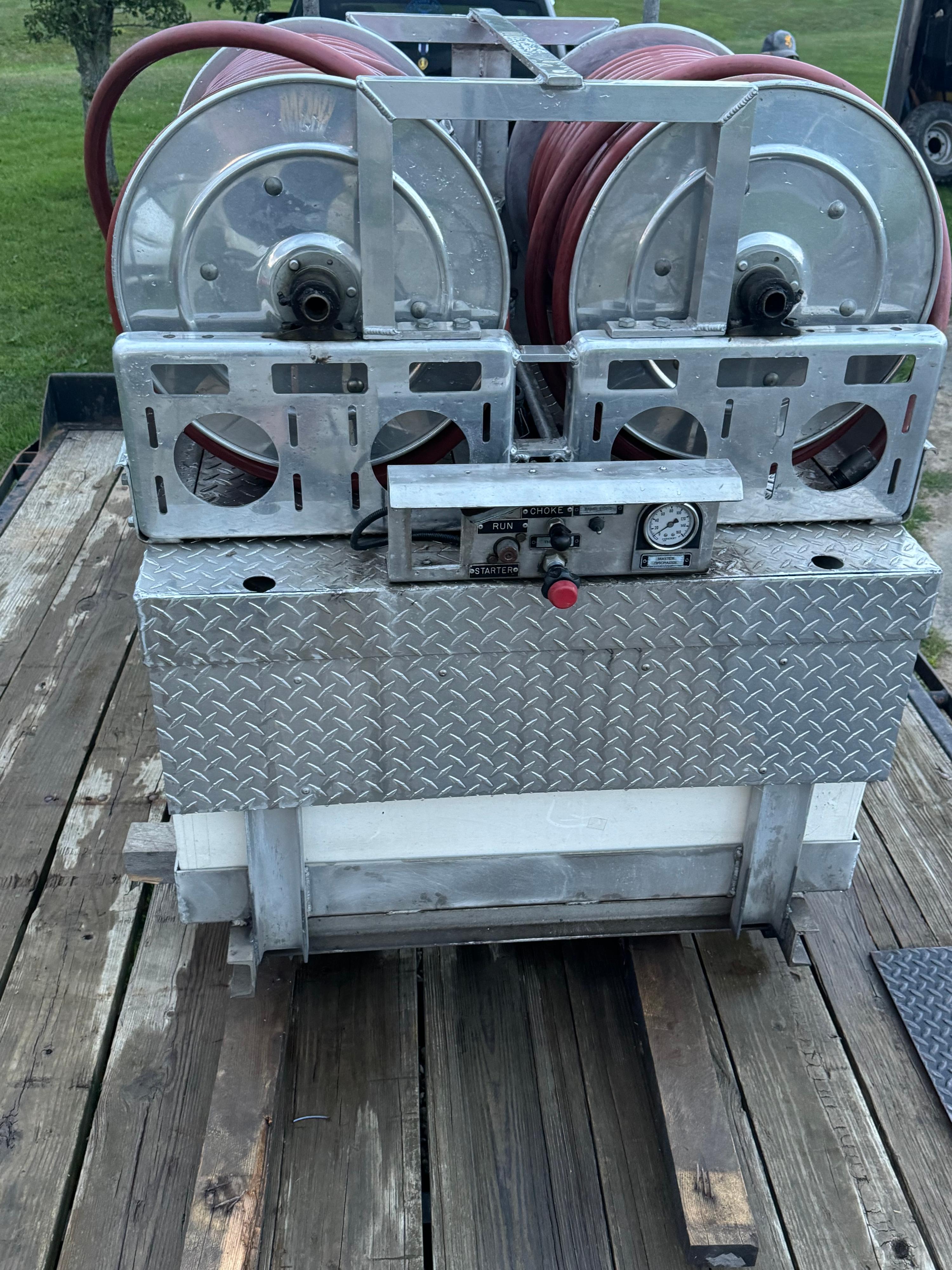 Poly tank skid pump unit. - image 4