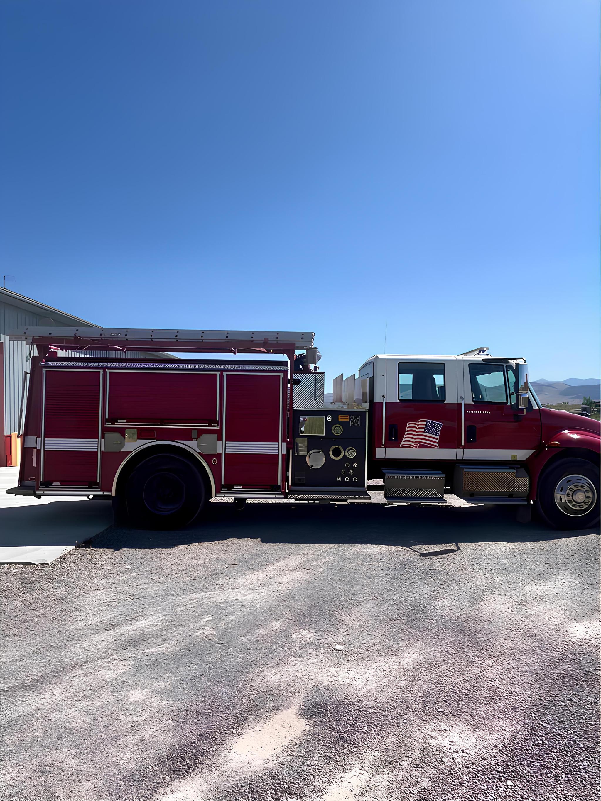 2003 International 4400 Pumper - image 2