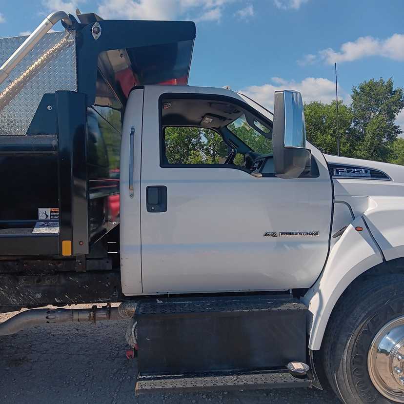 2023 Ford F-750 Dump Truck — photo 5