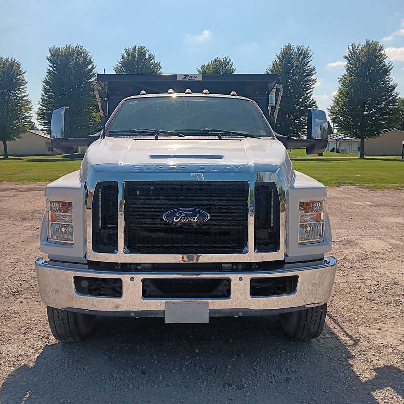 2023 Ford F-750 Dump Truck — photo 2