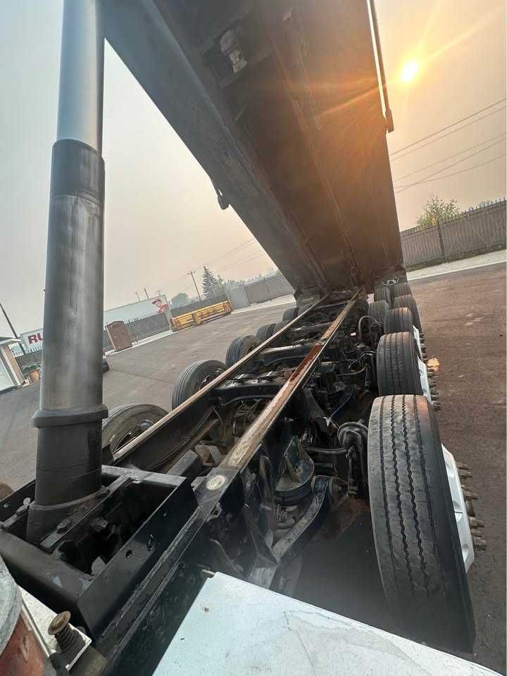 2017 Peterbilt 567 Dump Truck — photo 5