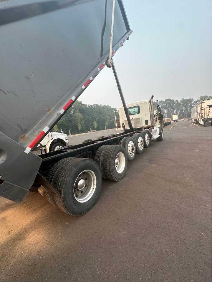2017 Peterbilt 567 Dump Truck — photo 7