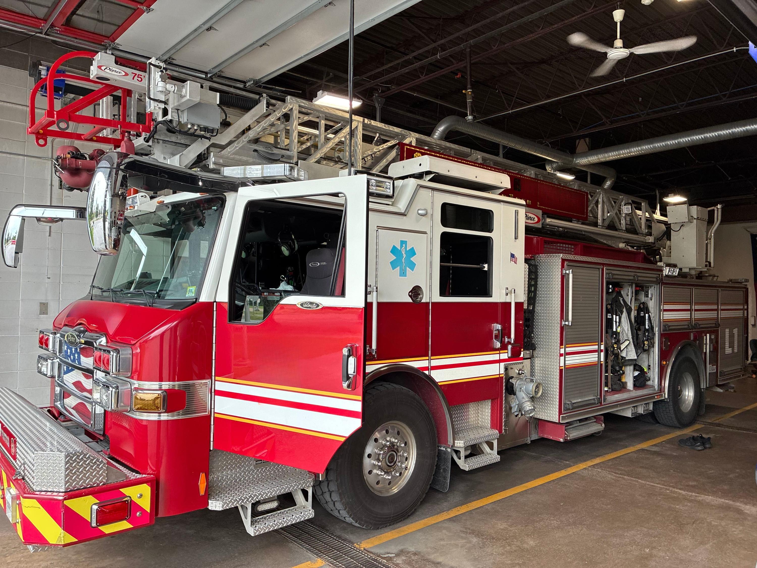 2012 Pierce 75' Aerial - image 1