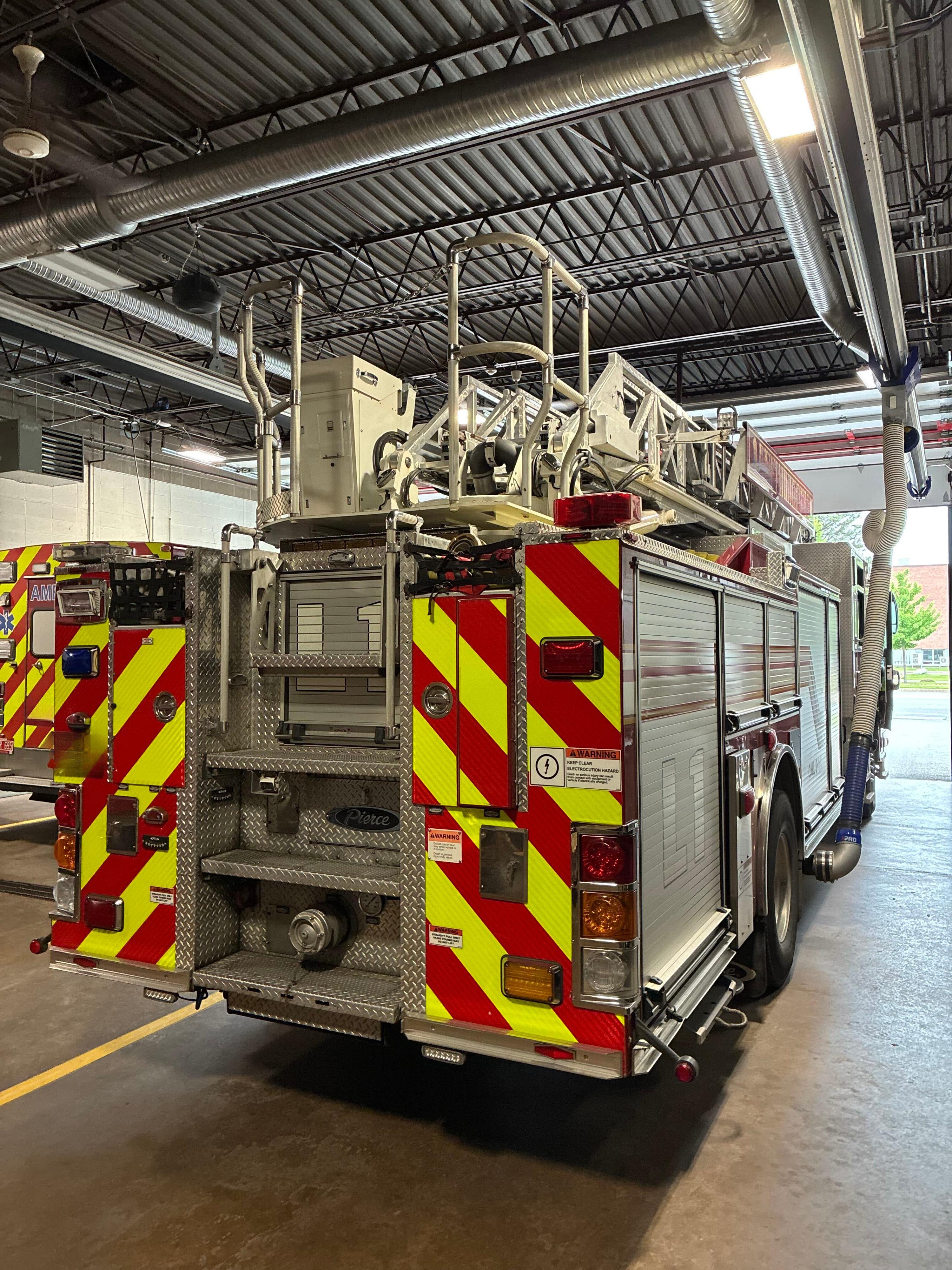 2012 Pierce 75' Aerial - image 4