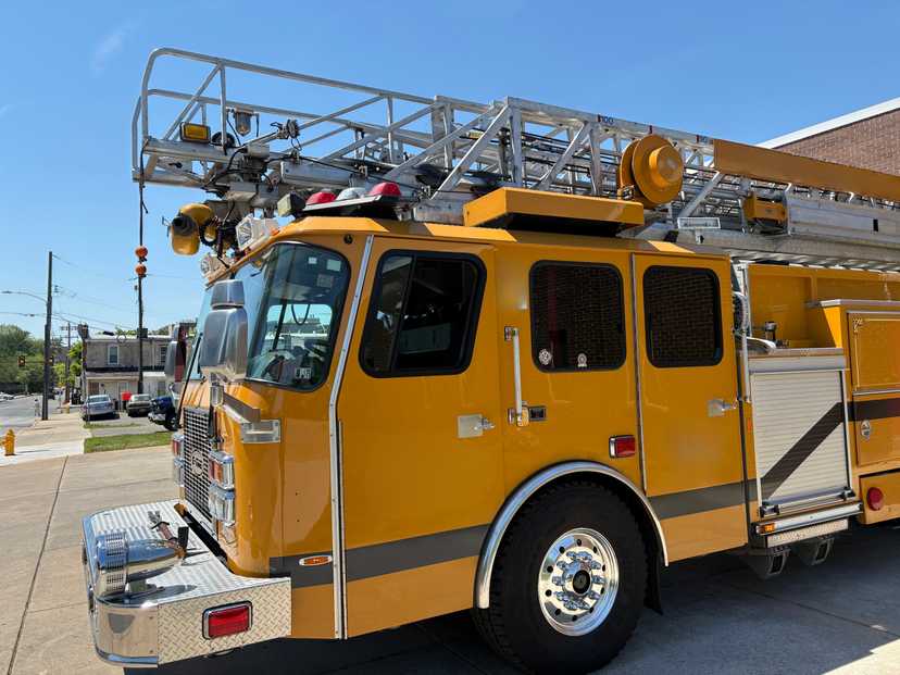 1999 E-One Cyclone 100' Quint — photo 2