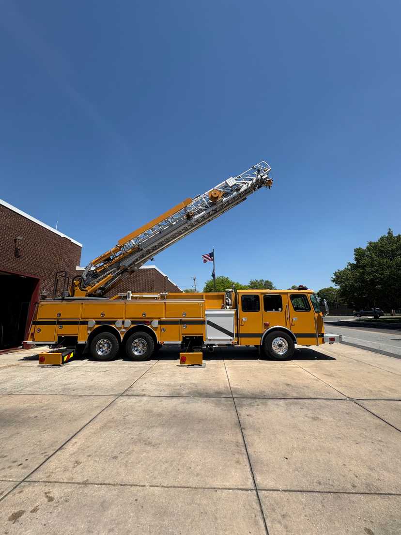 1999 E-One Cyclone 100' Quint — photo 4