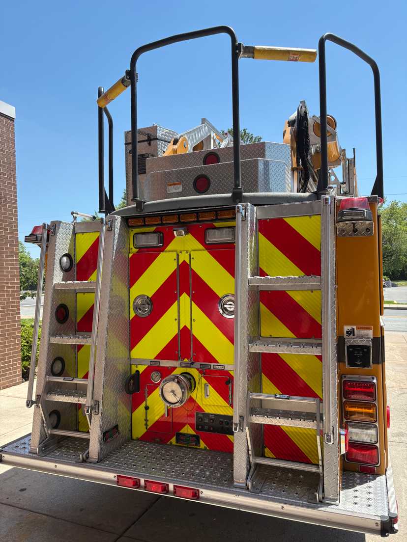1999 E-One Cyclone 100' Quint — photo 8