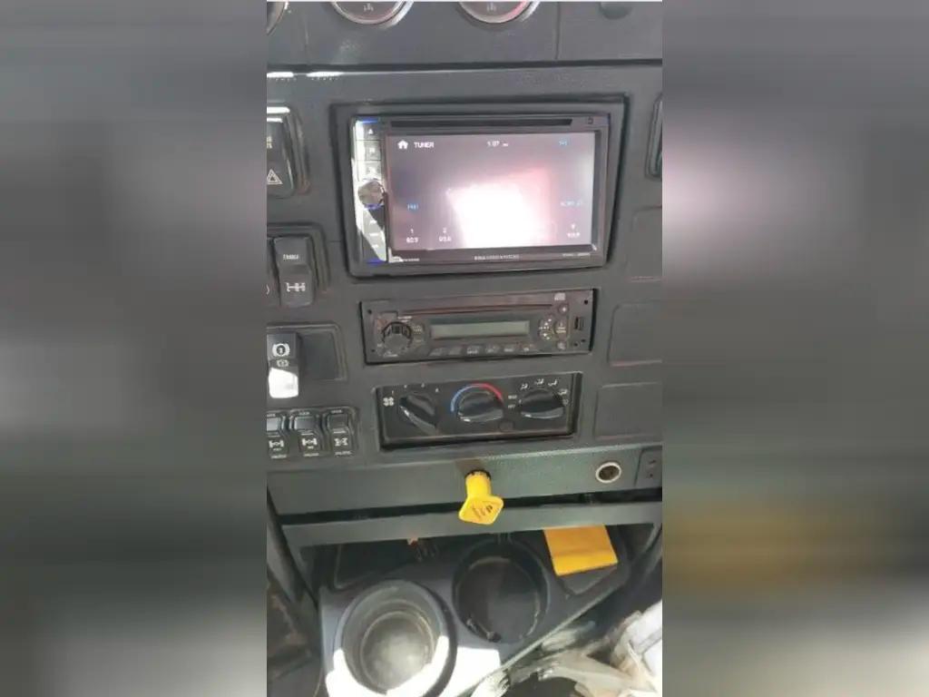2014 Caterpillar CT660 - image 8