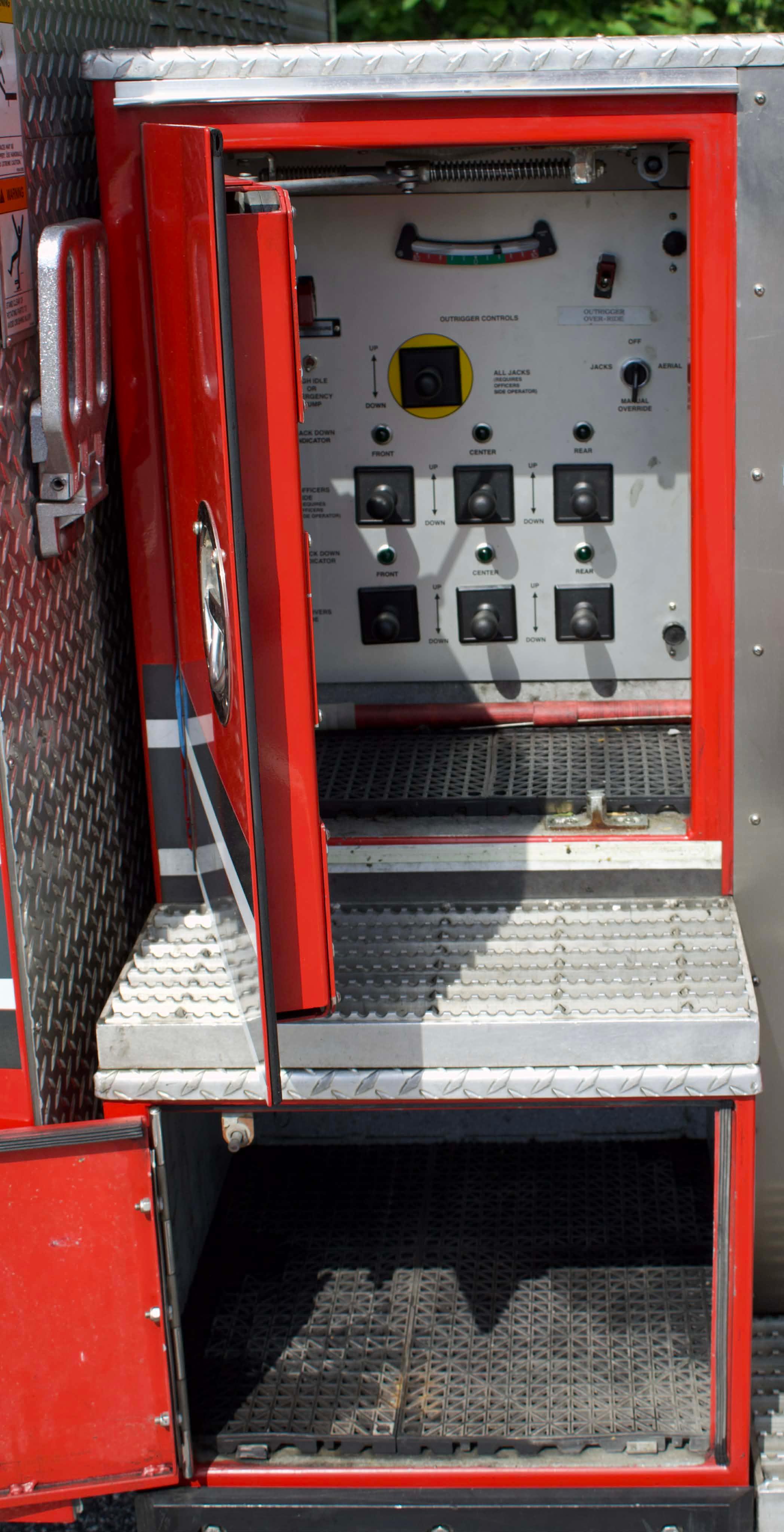 2003 Seagrave Aerialscope 95' Tower - image 48