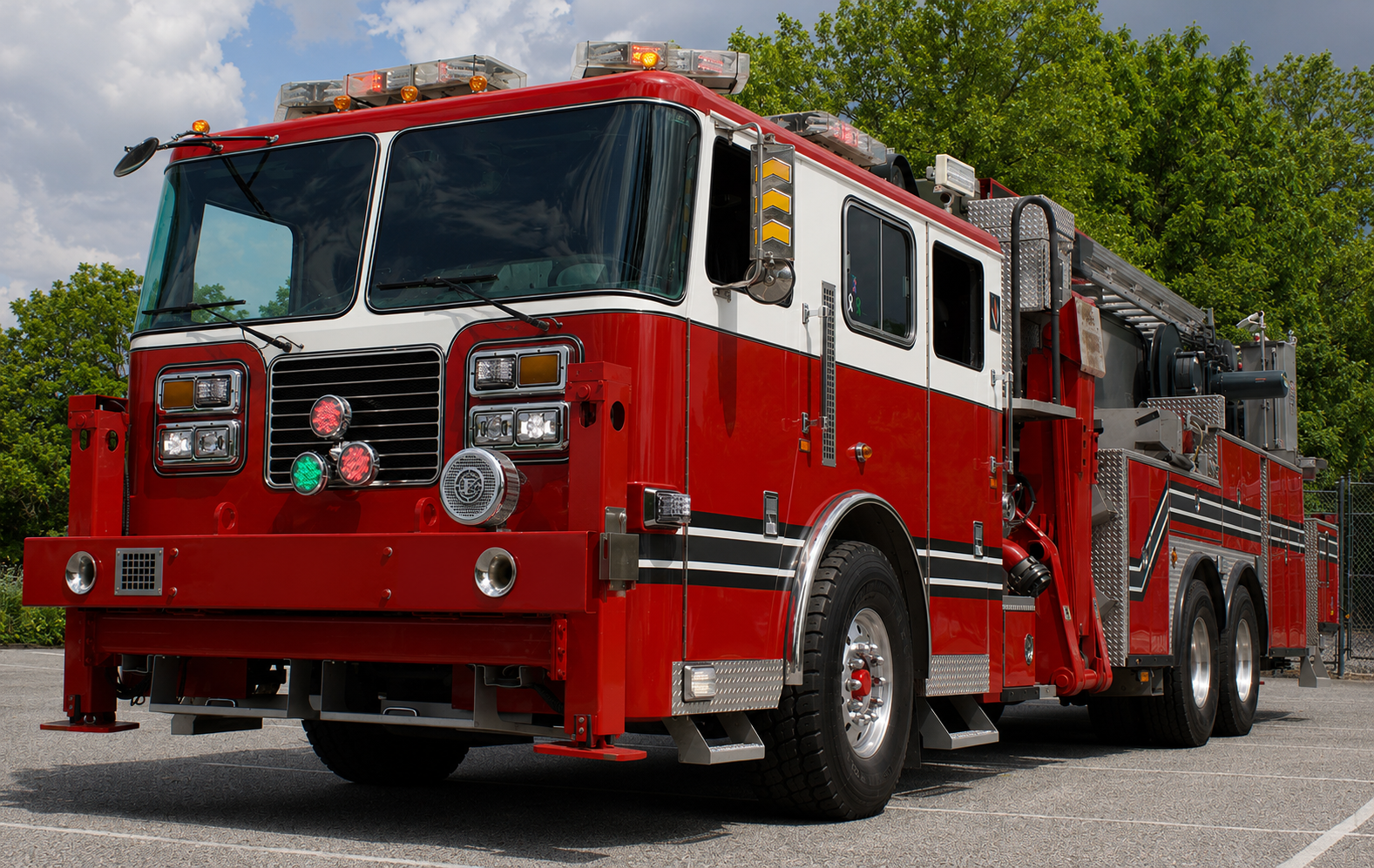 2003 Seagrave Aerialscope 95' Tower - image 2