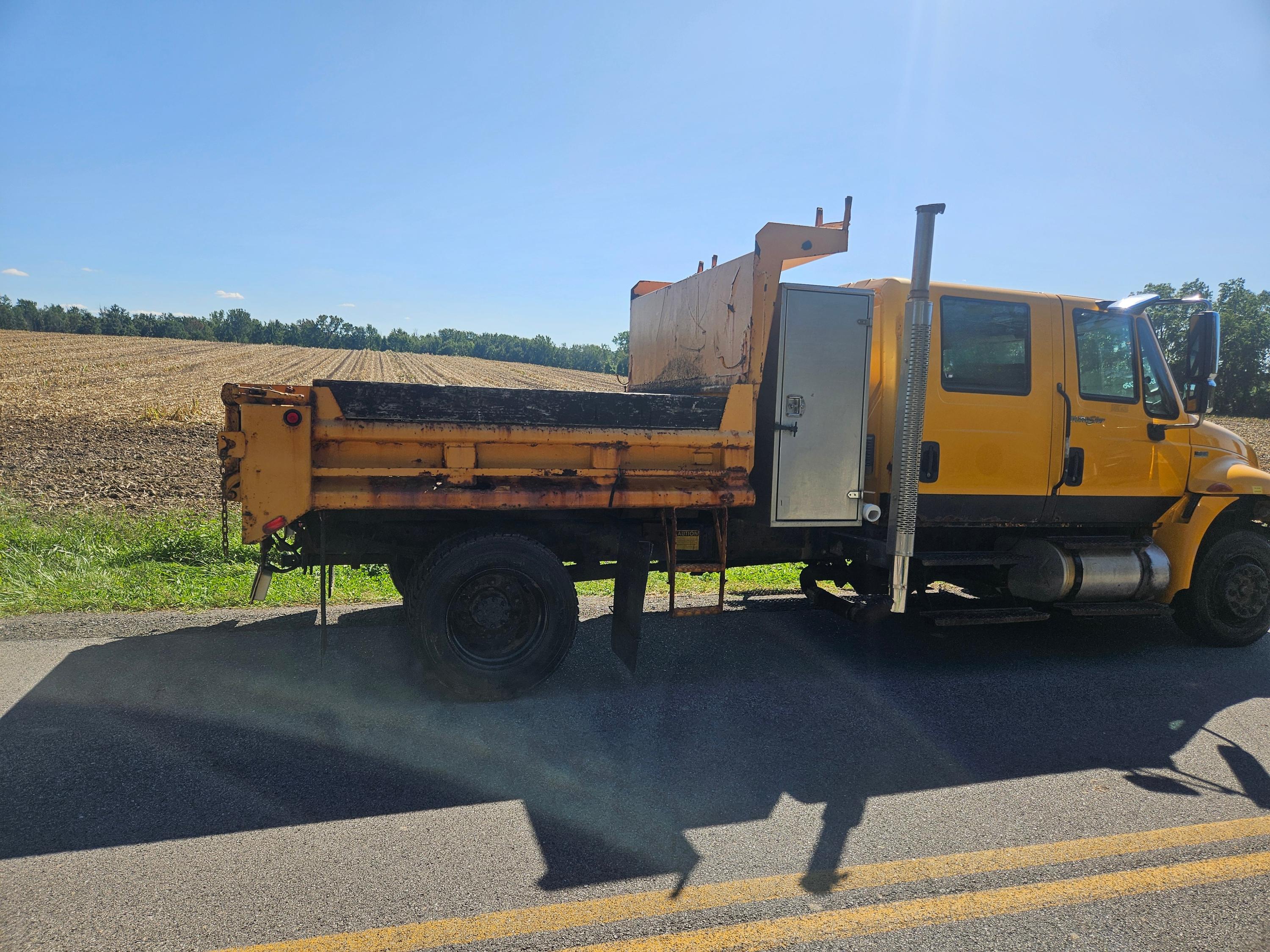 2010 International 4300 durastar Dump Truck - image 17