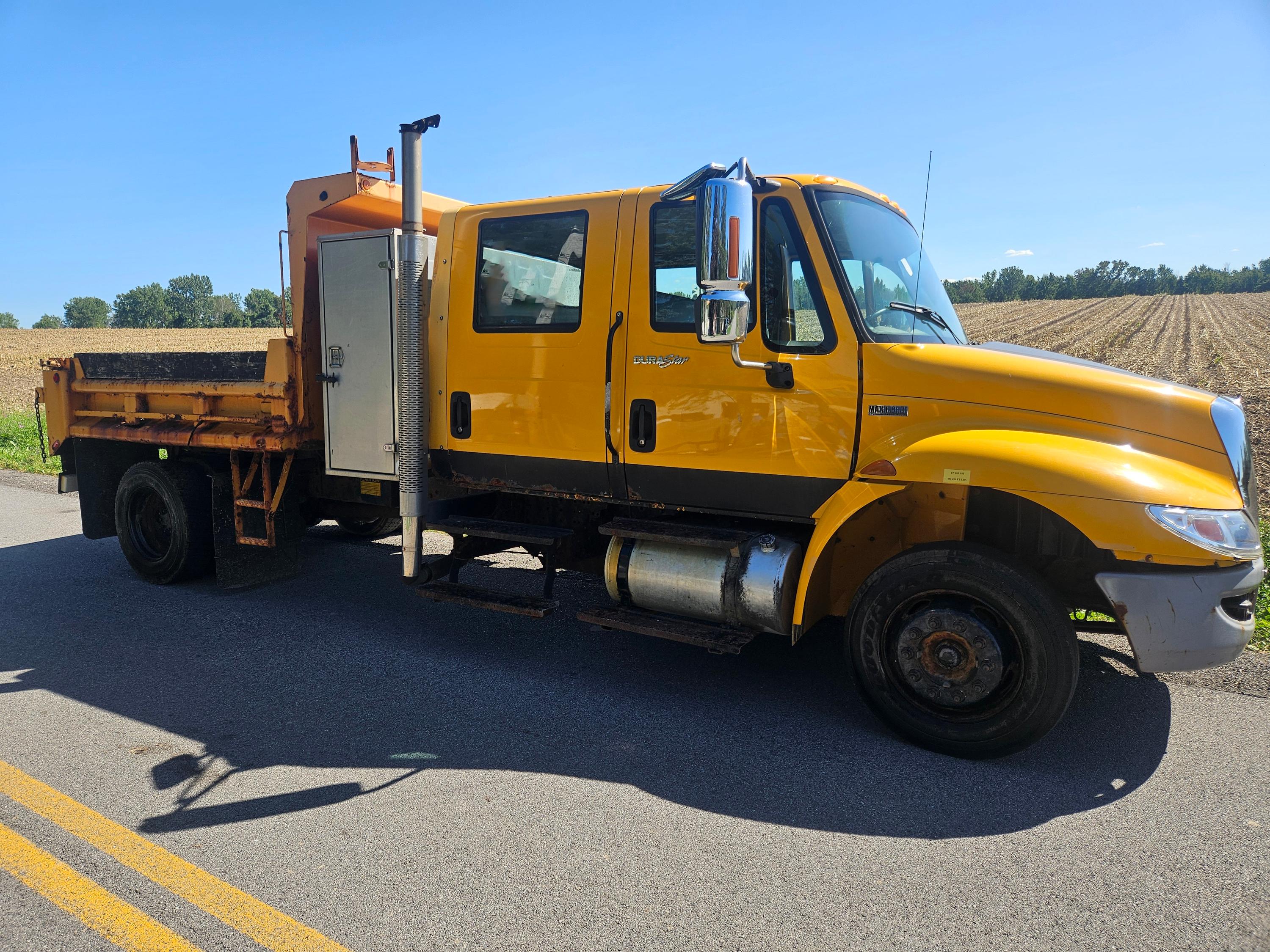2010 International 4300 durastar Dump Truck - image 2