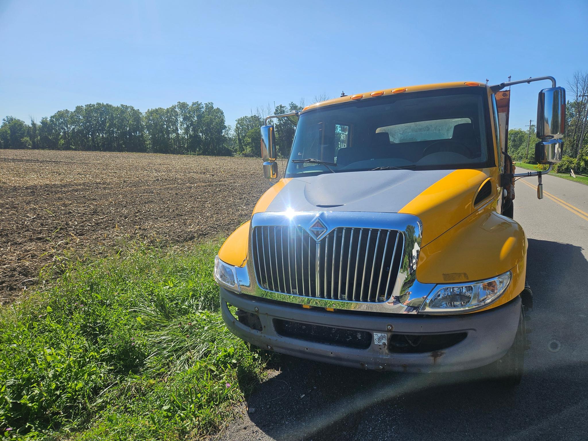 2010 International 4300 durastar Dump Truck - image 4