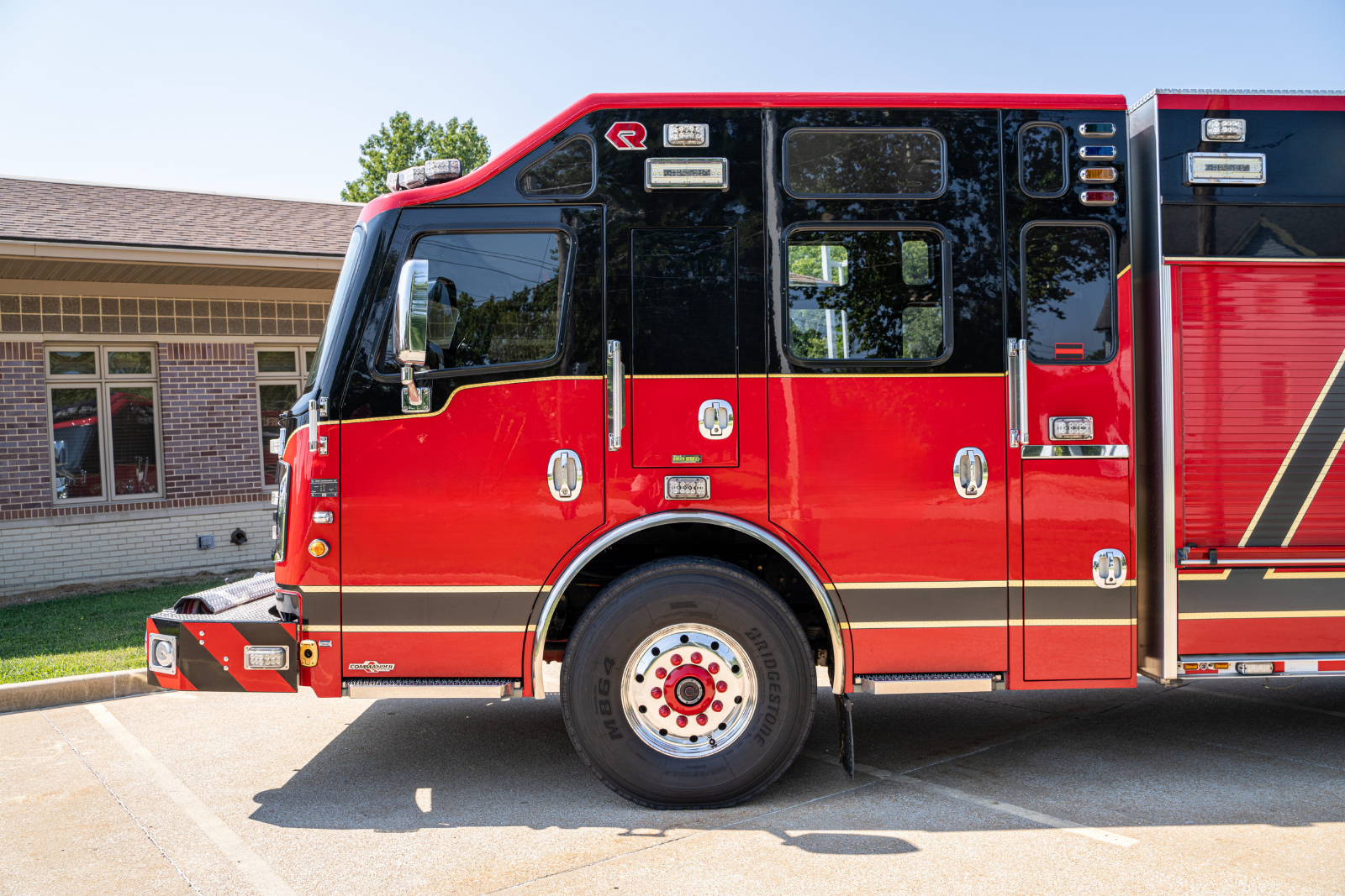 2014 Rosenbauer Commander Rescue Pumper - image 8