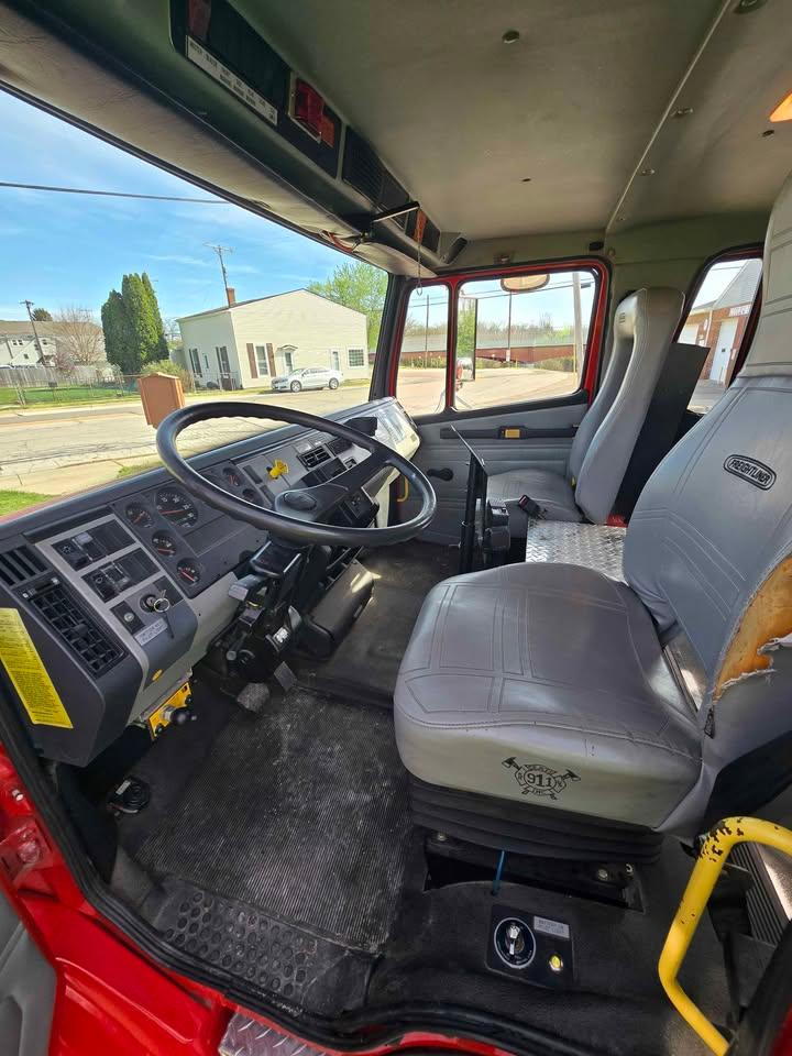 1998 Freightliner FL80 1250/1000 - image 13