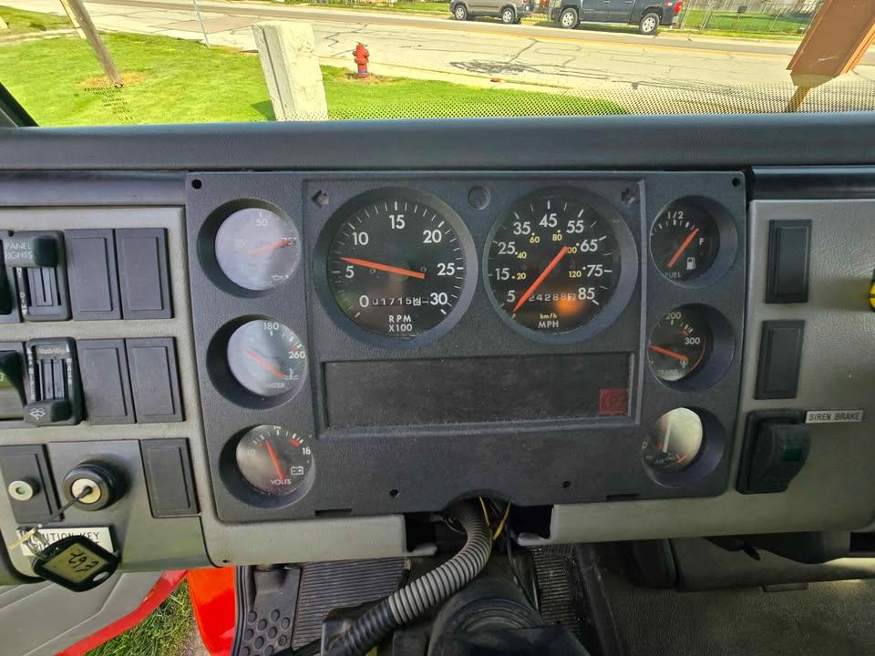 1998 Freightliner FL80 1250/1000 - image 14