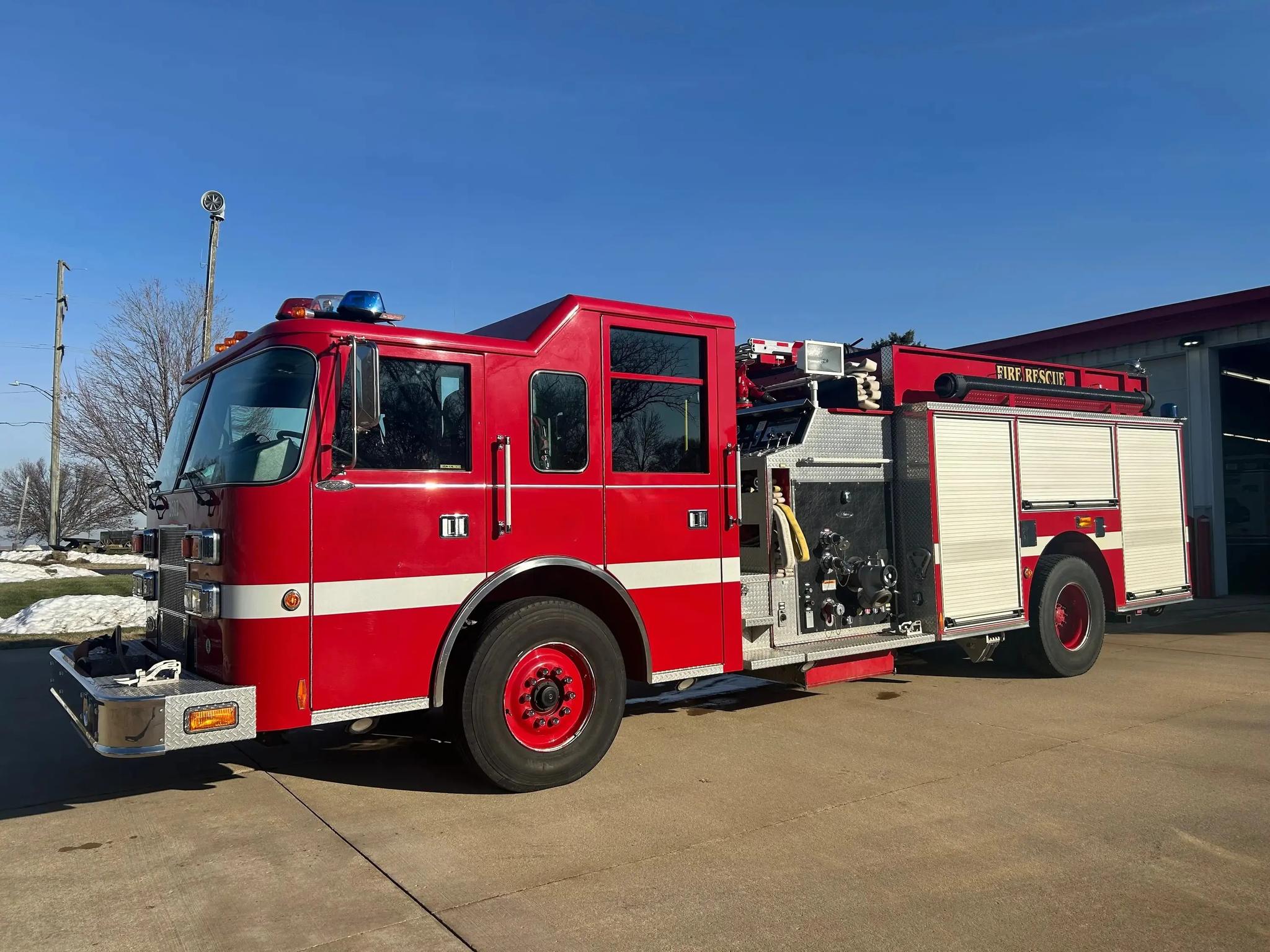 2002 Pierce Saber Pumper - image 1