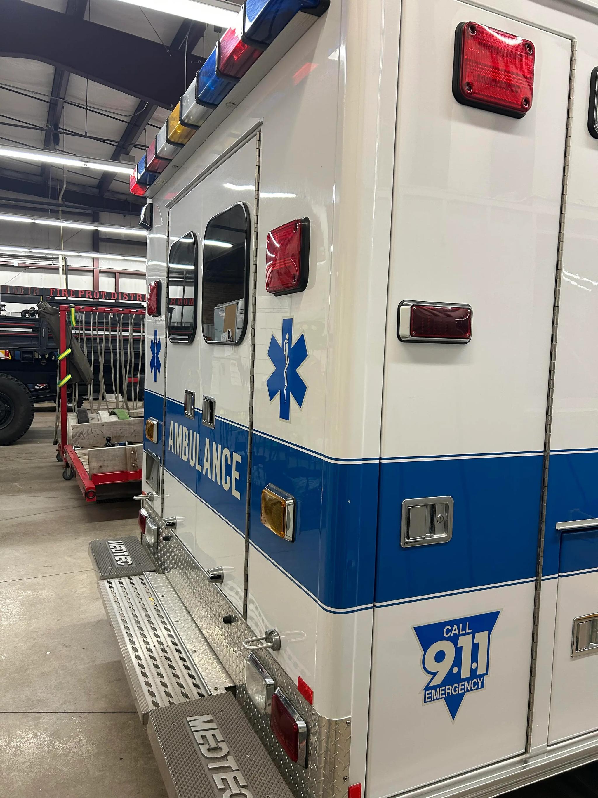 2006 MedTec Ford Type III Ambulance - image 5