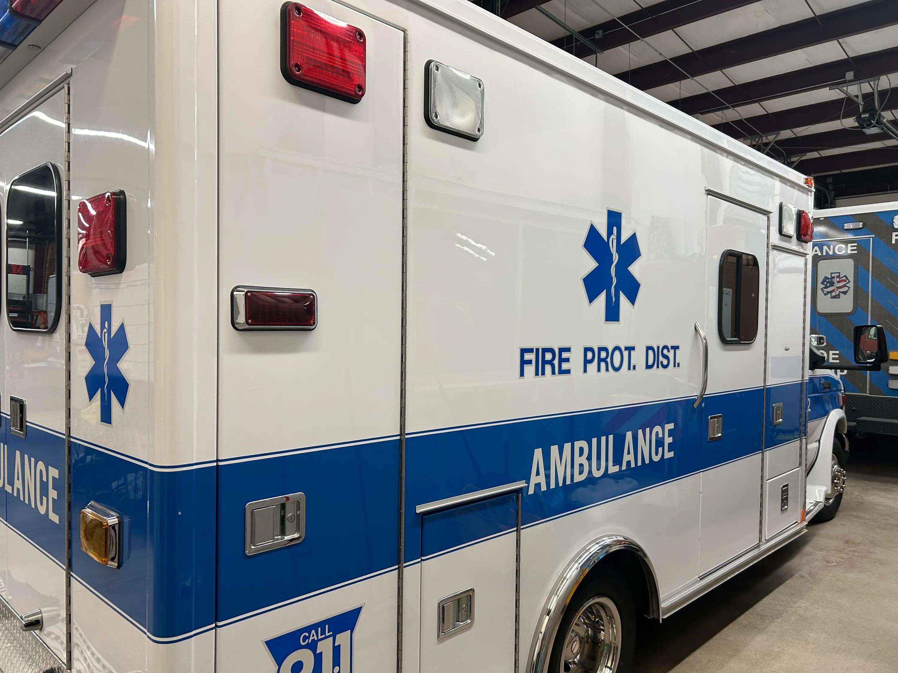 2006 MedTec Ford Type III Ambulance - image 4