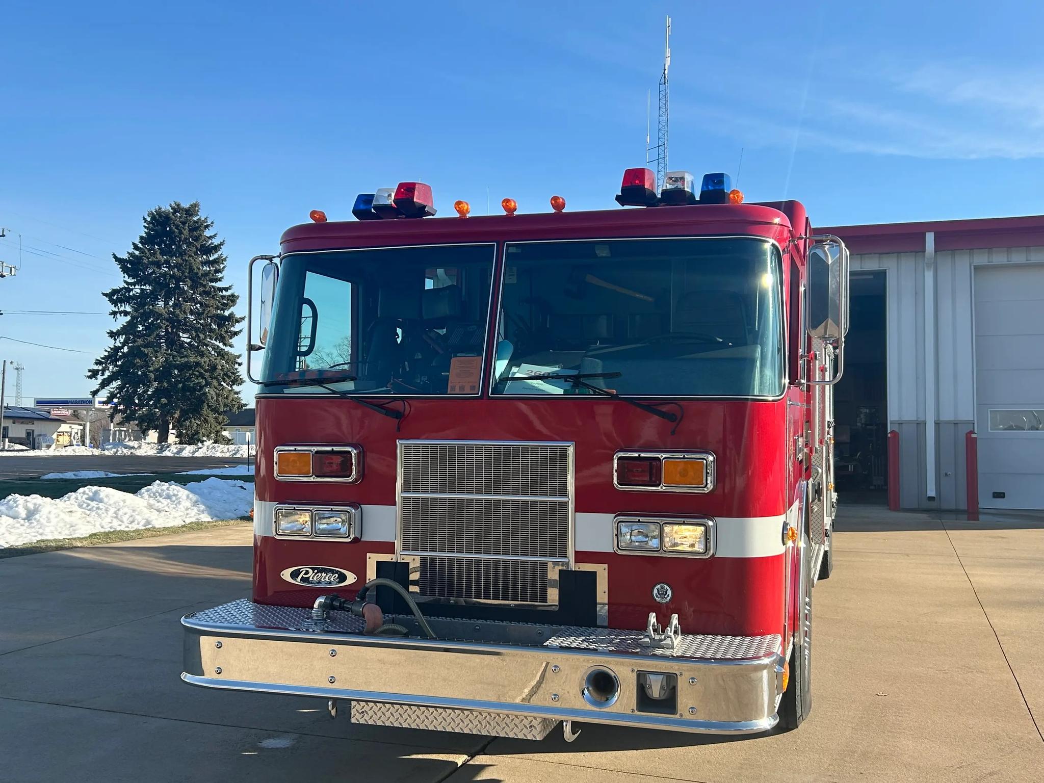 2002 Pierce Saber Pumper - image 2