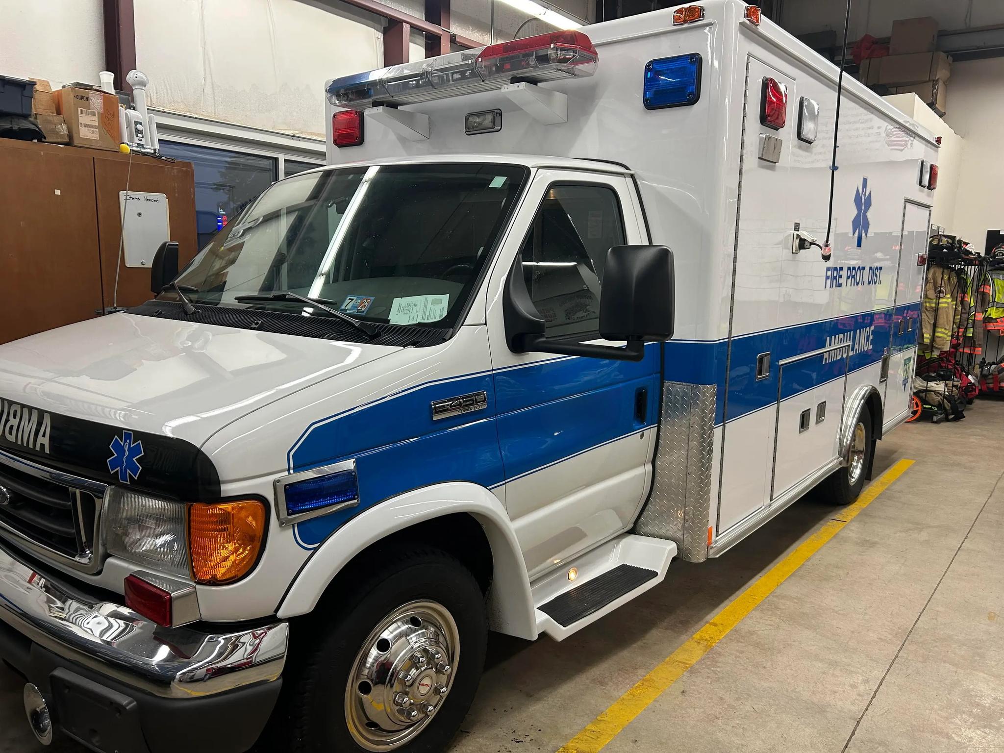 2006 MedTec Ford Type III Ambulance - image 2