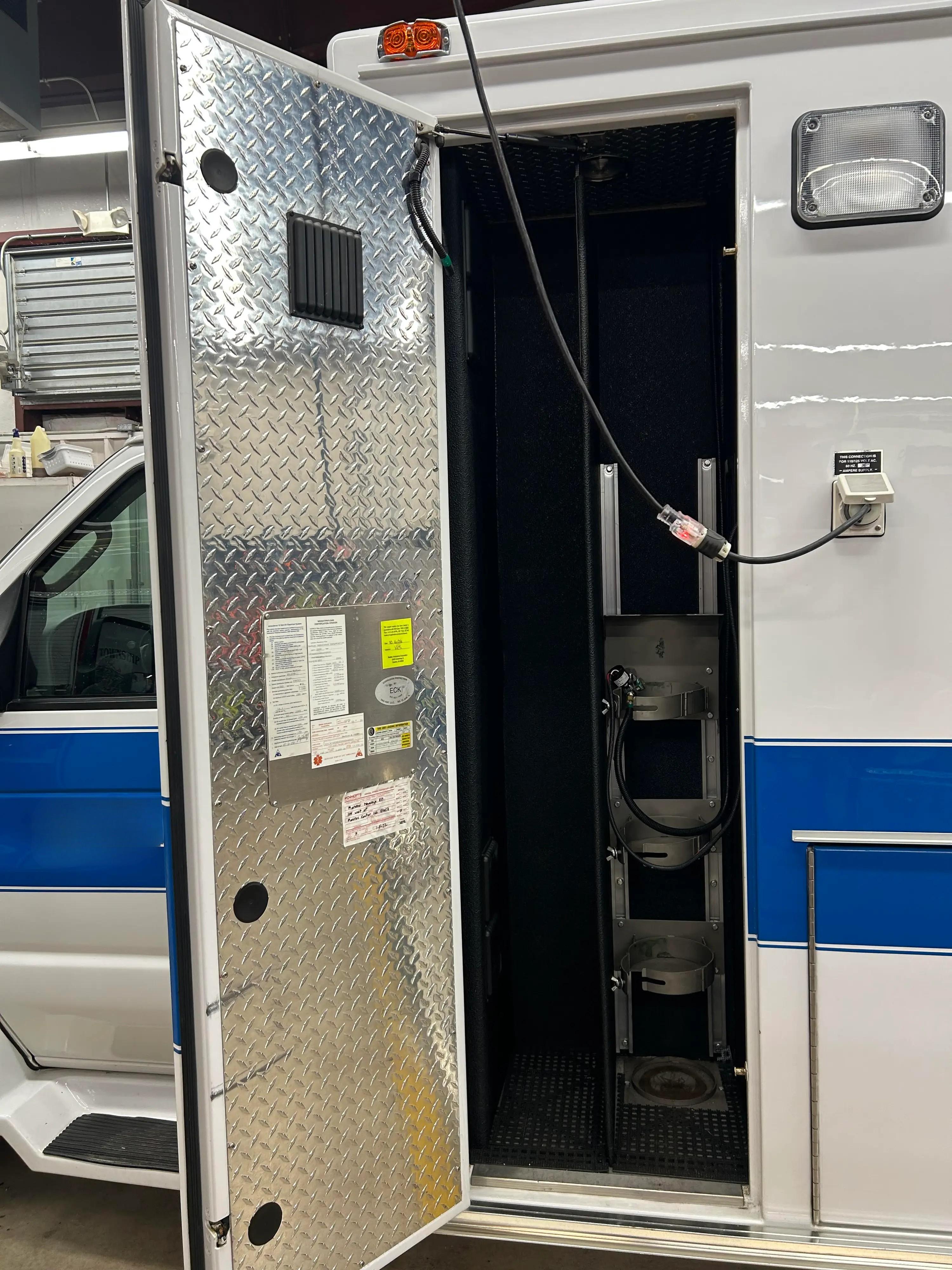 2006 MedTec Ford Type III Ambulance - image 9