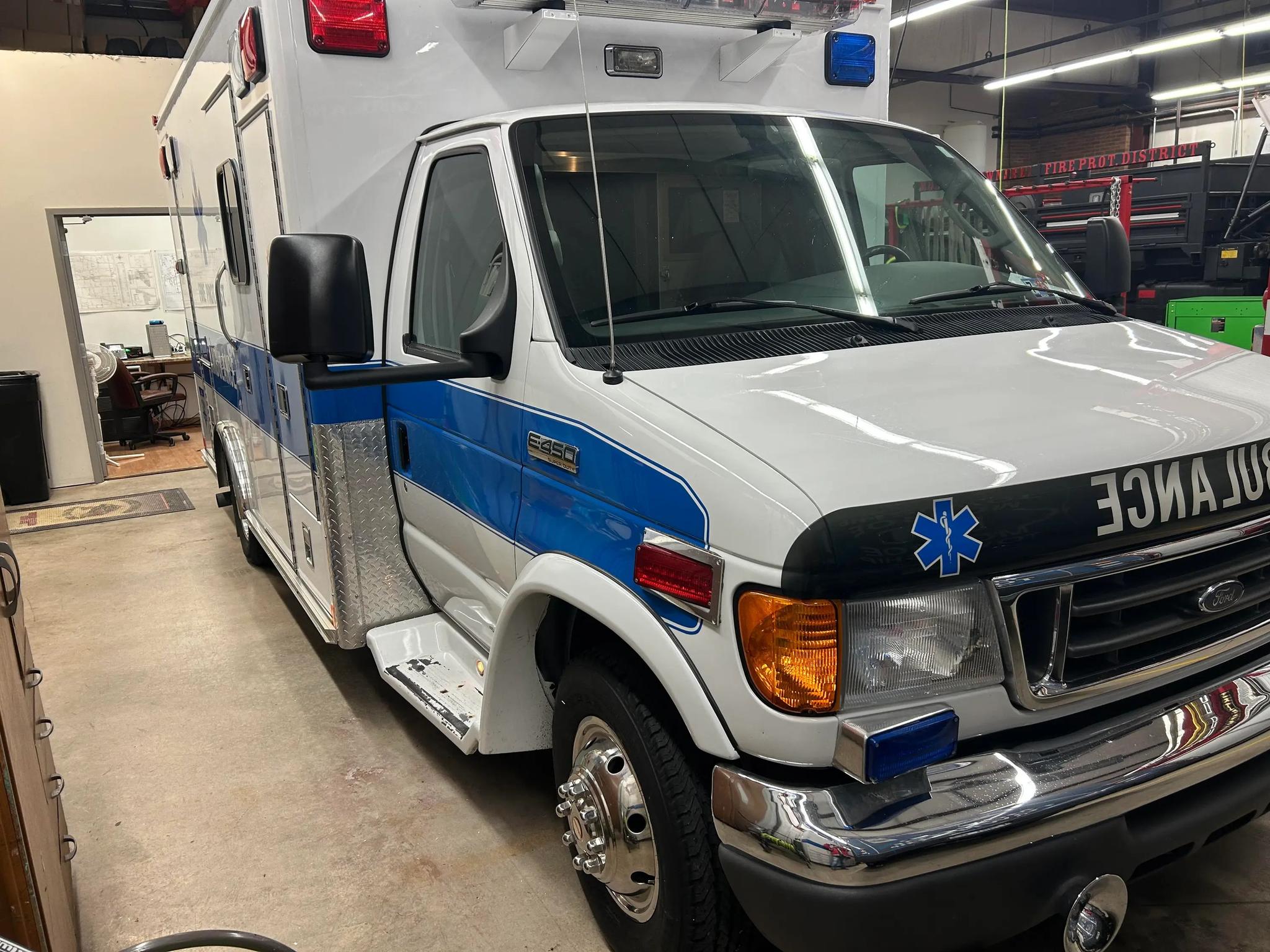 2006 MedTec Ford Type III Ambulance - image 3
