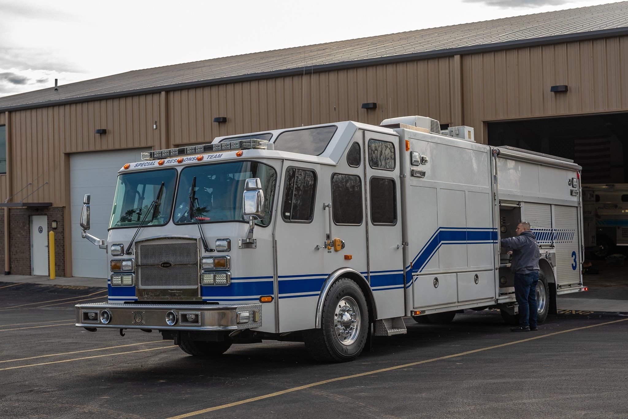 2002 E-One Cyclone Heavy Rescue - image 3